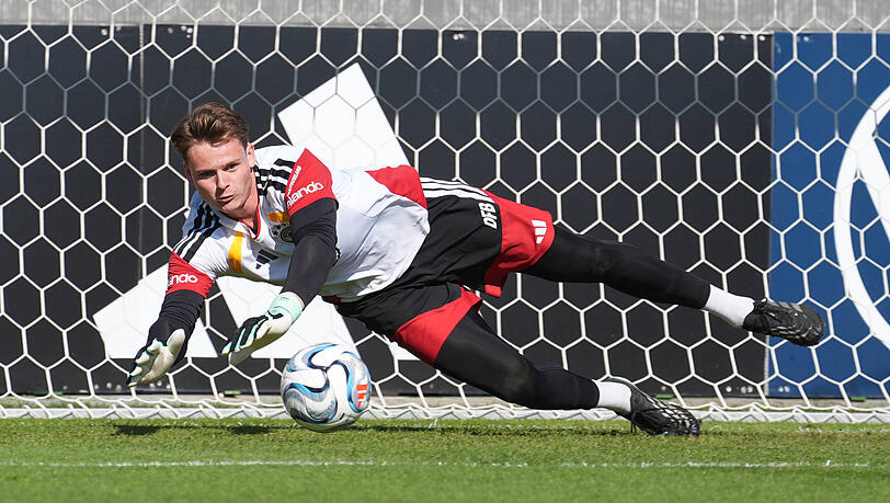 Bayern-Torhüter Jonas Urbig wird gegen Serbien erstmals im Tor der deutschen Nationalmannschaft stehen. Bayern-Torhüter Jonas Urbig wird gegen Serbien erstmals im Tor der deutschen Nationalmannschaft stehen.