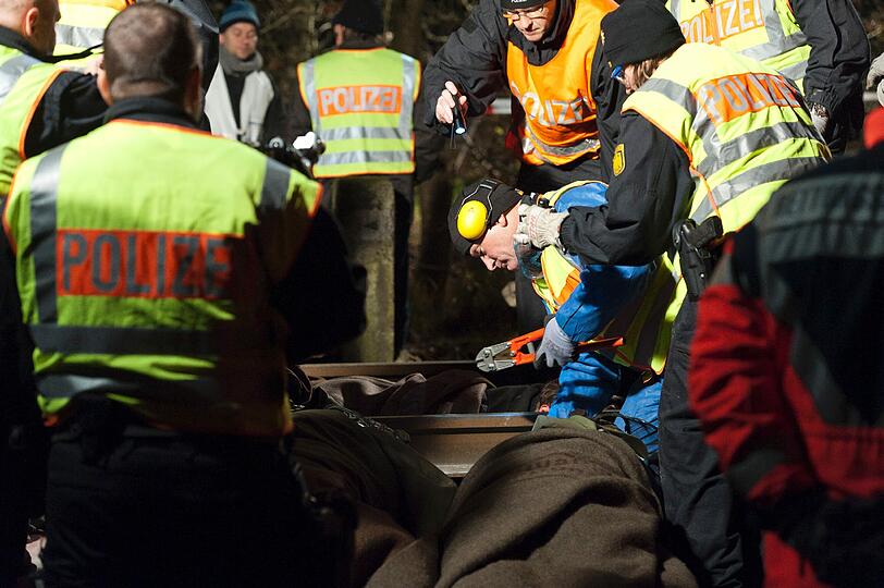 Atomkraftgegner haben sich an die Bahngleise der Castor-Transportstrecke angekettet. Die Bilder vom Polizeieinsatz.