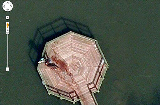Irre Bilder bei Google Maps: Auf einem Steg liegt offenbar eine Leiche. Daneben steht eine weiter Person.