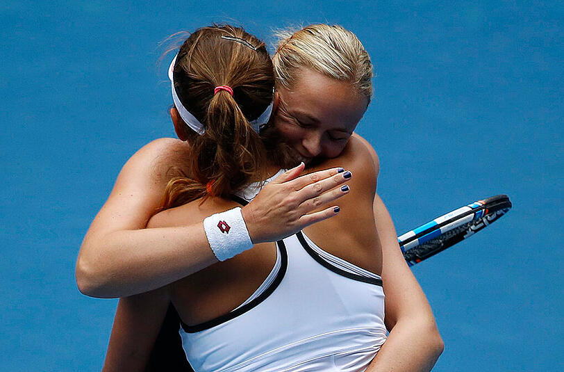 Freude nach dem Halbfinal-Einzug: Im Doppel wahren Julia Görges (r) und Anna-Lena Grönefeld die Chance auf den Titel.