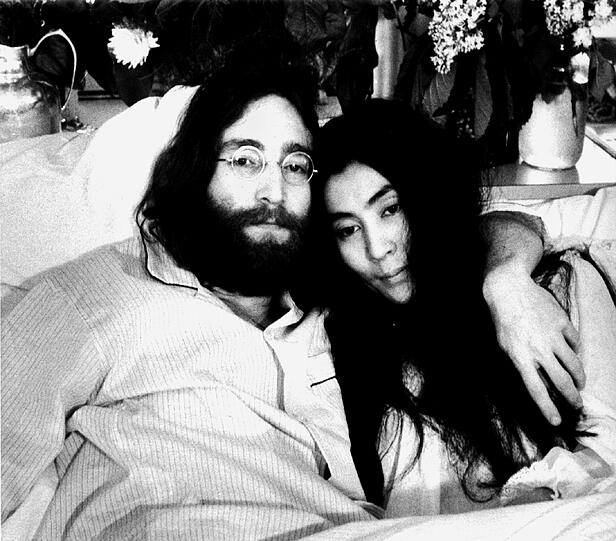John Lennon und seine Frau, die japanische Künstlerin Yoko Ono, geben aus einem Bett in Montreal (Kanada) eine Pressekonferenz unter dem Motto «Make love, not war» (Archivfoto Juni 1968).