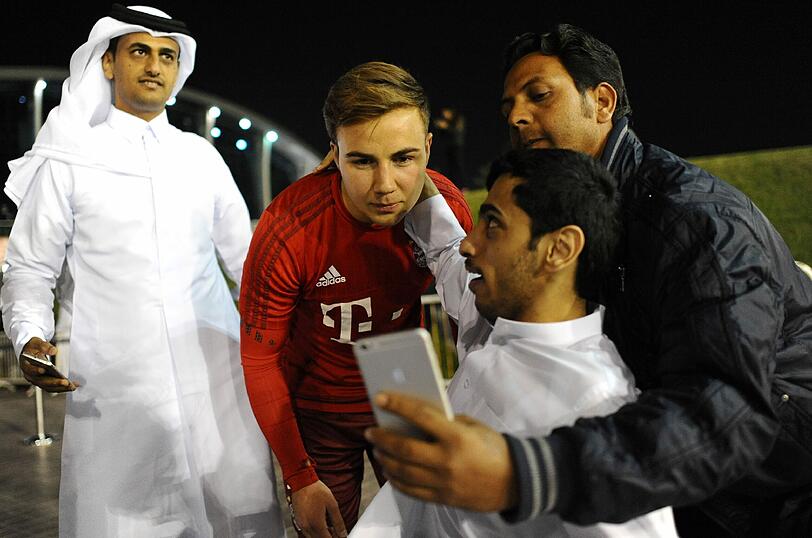 Noch verletzt aber trotzdem in Doha dabei: WM-Siegtorschütze Mario Götze, der hier geduldig die Fotowünsche der Fans erfüllt.