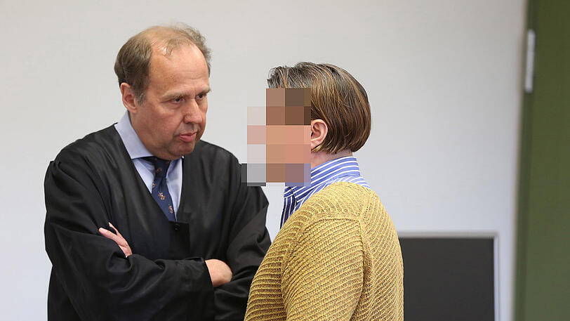 Vor der Verhandlung: Der angeklagte Burim G. im Gespräch mit seinem Verteidiger Thomas Pfister.