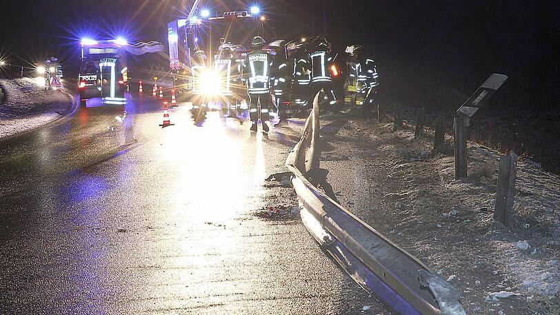Die Leitplanke durchbohrte die Beifahrerseite des Wagens - der Fahrer erlitt glücklicherweise keine Verletzungen. Die Bilder vom Unfallort.