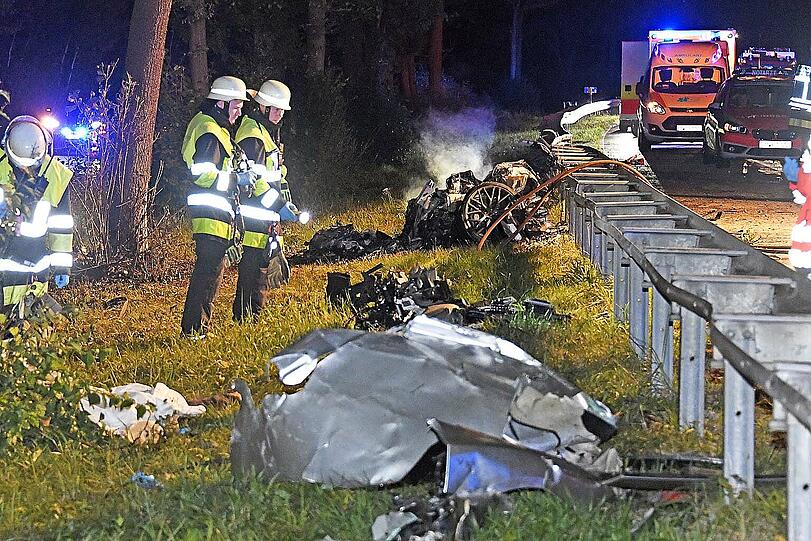 Bei einem schweren Unfall auf der A95 Richtung Garmisch in Höhe des Autobahnkreuzes Starnberg verunglückte ein Sportwagen. Ein Person kam dabei ums Leben, eine weitere wurde schwer verletzt.