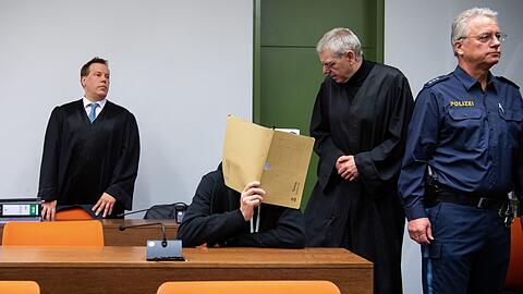 Der Angeklagte zusammen mit seinen Anwälten Klaus Spiegel (2.v.r.) und Matthias Bohn (l.).