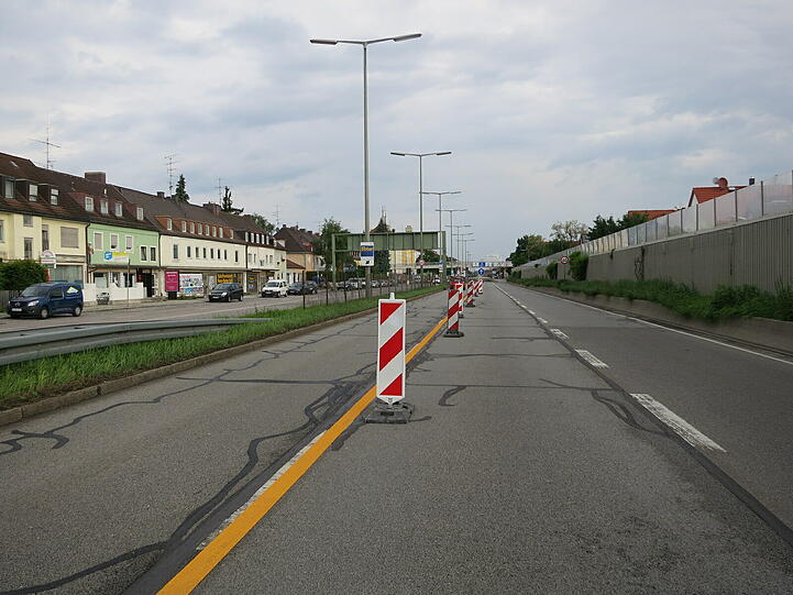 Idyllische Ruhe am Sonntag kurz vor acht Uhr - aber am Montag wird hier am Ende der A995 der große Stau ausgebrochen sein, weil eine Fahrspur wegfällt.