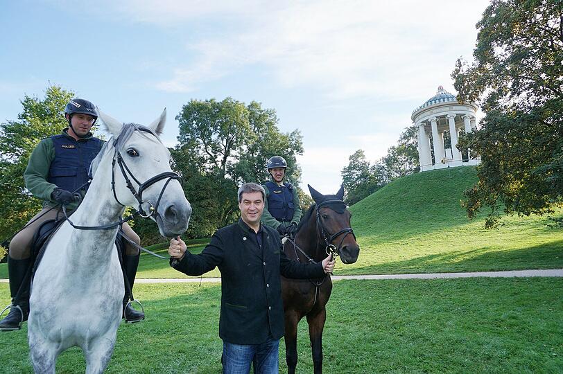 Gut zu Pferden: Minister Söder mit Ross und renoviertem Denkmal.