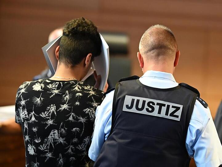 Die 18-Jährige, die Opfer des Verbrechens wurde, habe keine Chance gehabt, sich zu wehren, sagte Staatsanwalt Rainer Schmid.