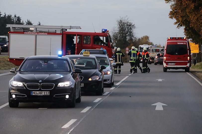 Wegen eines medizinischen Notfalls musste der Fahrer seinen mit rund 30 Kindern besetzten Schulbus anhalten - im Gegenverkehr kam es daher zu einem Auffahrunfall.