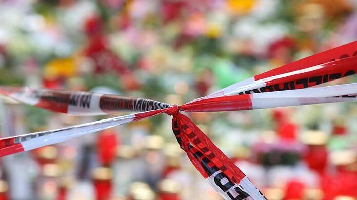 Mit Blumen und Kerzen wird in Würzburg der Opfer gedacht.