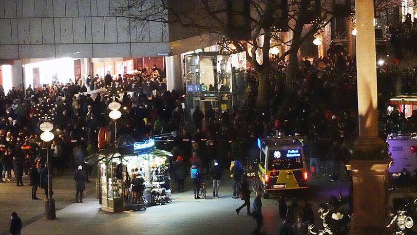 Vor dem Kaufhof kesselt die Polizei eine Ansammlung ein. Wer sich nicht entfernt, dem droht ein Bußgeld. Vor dem Kaufhof kesselt die Polizei eine Ansammlung ein. Wer sich nicht entfernt, dem droht ein Bußgeld.