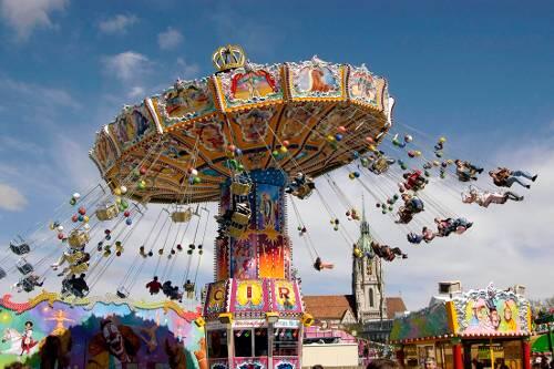 Farbenzauber auf der Theresienwiese: Das Kettenkarussell auf dem Frühlingsfest.