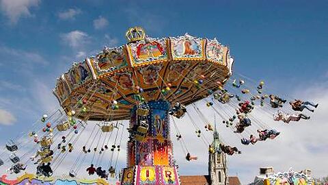 Farbenzauber auf der Theresienwiese: Das Kettenkarussell auf dem Frühlingsfest.