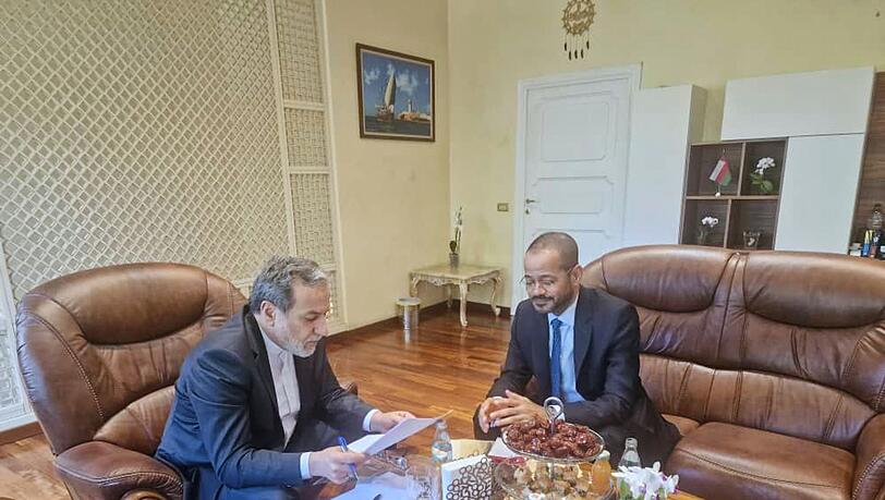 Wollten sich ursprünglich im Oman treffen: Irans Außenminister Abbas Araghtschi (l) und sein omanischer Amtskollege Badr al-Busaidi. (Archivbild) Wollten sich ursprünglich im Oman treffen: Irans Außenminister Abbas Araghtschi (l) und sein omanischer Amtskollege Badr al-Busaidi. (Archivbild)