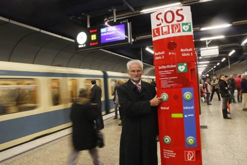 MVG-Chef Norbert König mit der neuen Notrufsäule am Hauptbahnhof.