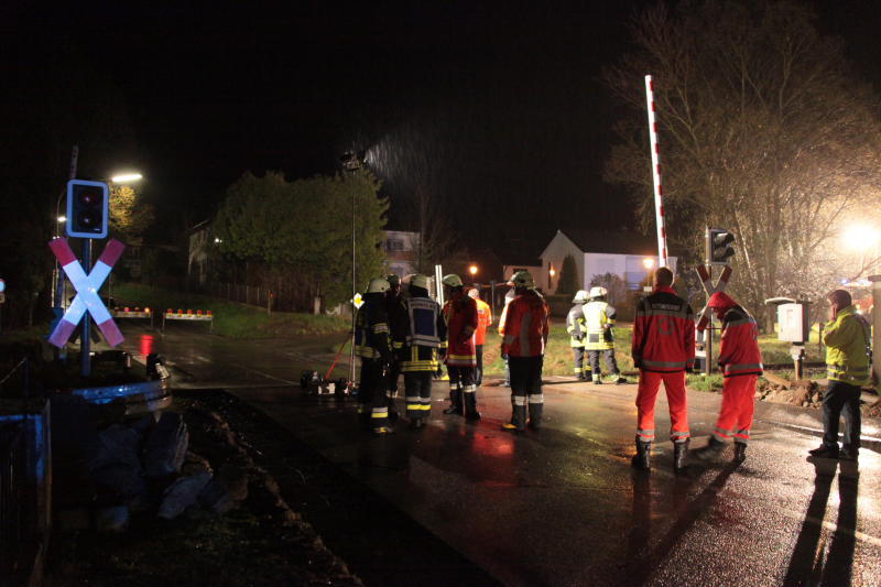 In Landkreis Altötting ist in der Nacht zum Donnerstag ein Unbekannter mit seinem Rad auf einem Bahnübergang vom Zug erfasst worden - die Person starb. Bilder vom Geschehen.