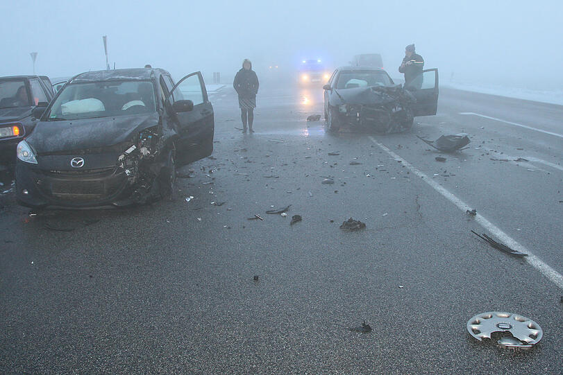 Es ist neblig am Mittwochmorgen, als eine junge Autofahrerin beim Linksabbiegen ein entgegenkommendes Auto übersieht. Es kommt zum Crash.