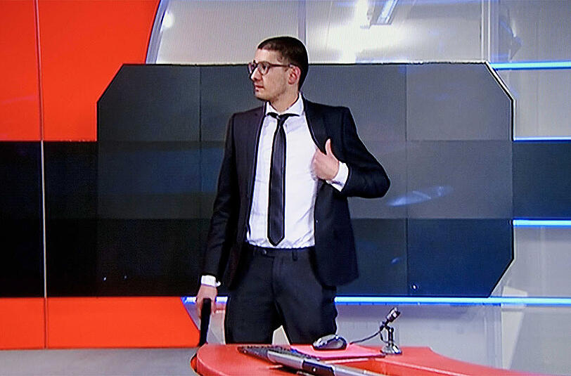 Mit einer Waffe in der Hand ist der Mann in das TV-Studio eingedrungen und forderte Redezeit. Verschiedenen Aussagen nach handelt es sich um einen geistig verwirrten Studenten.