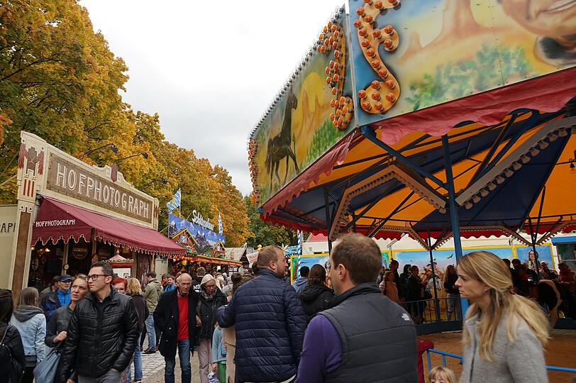 Seit Samstag gibts auf der "Auer Dult" neben Kinderkarussels auch wieder jede Menge Trödel, Raritäten und Antiquitäten.