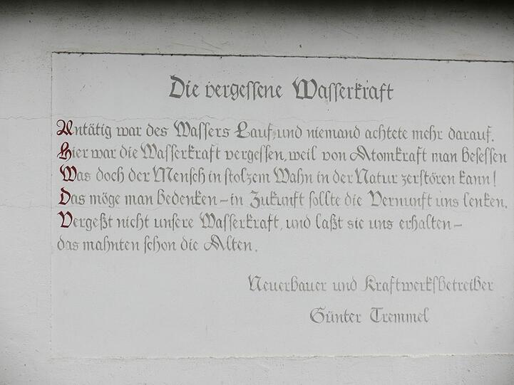 Spaziergang in Harlaching und Umgebung: Dabei u.a. die russisch- orthodoxe Kirche in der Obergiesing. Der umgedrehte Baumstamm beim Spielplatz am Paula-Herzog-Weg; die Wege die mit gelben Blütenstaub bedeckt sind. Die Wege unterhalb des Trainingsgeländes vom TSV 1860 und noch ein paar andere Impressionen.