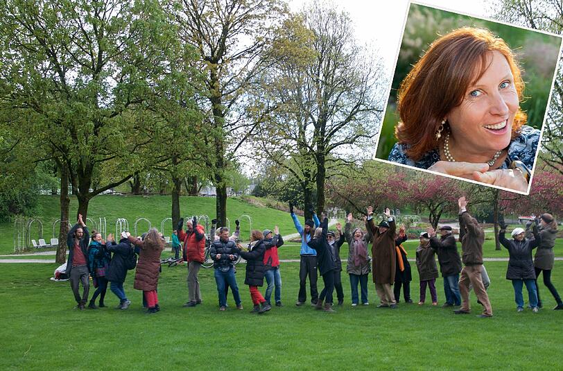 In Bewegung: Eine Gruppe des Lachclubs freut sich gemeinsam &ndash; und versucht so, die Alltagssorgen zu vergessen. Auch bei schlechtem Wetter treffen sich die Teilnehmer im Westpark.
