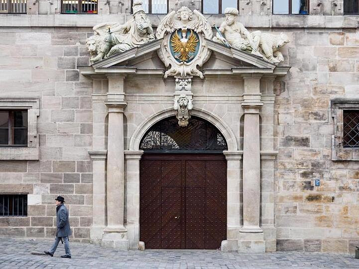 Ein Passant vor dem Alten Rathaus in Nürnberg. Foto: picture alliance/Nicolas Armer/dpa/Archivbild