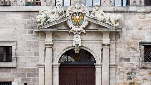 Ein Passant vor dem Alten Rathaus in Nürnberg. Foto: picture alliance/Nicolas Armer/dpa/Archivbild