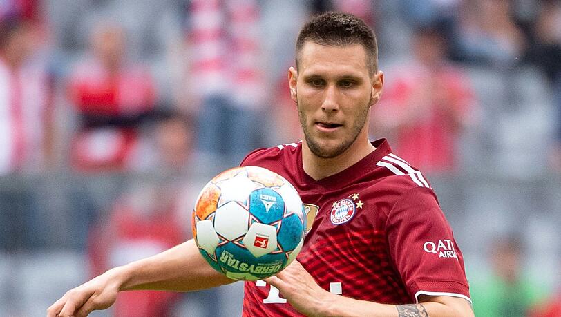 Niklas Süle vom FC Bayern München spielt den Ball.