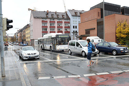 Die Einmündung der Inneren Cramer-Klett-Straße auf den Altstadtring: An der Ampel staut sich der Verkehr. Die neuen Pläne sehen vor, dass hier fünf Abbiegespuren gebaut werden. Die Straße dahinter bleibt aber einspurig.