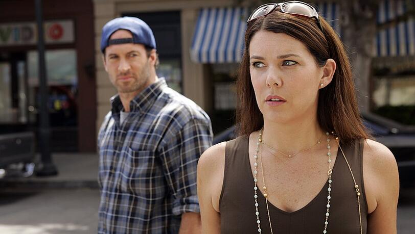 Sie kleidet ihn ein, besorgt Geburtstagsgeschenke für seine Tochter und sorgt dafür, dass er nicht komplett vereinsamt: Luke und Lorelai in "Gilmore Girls".