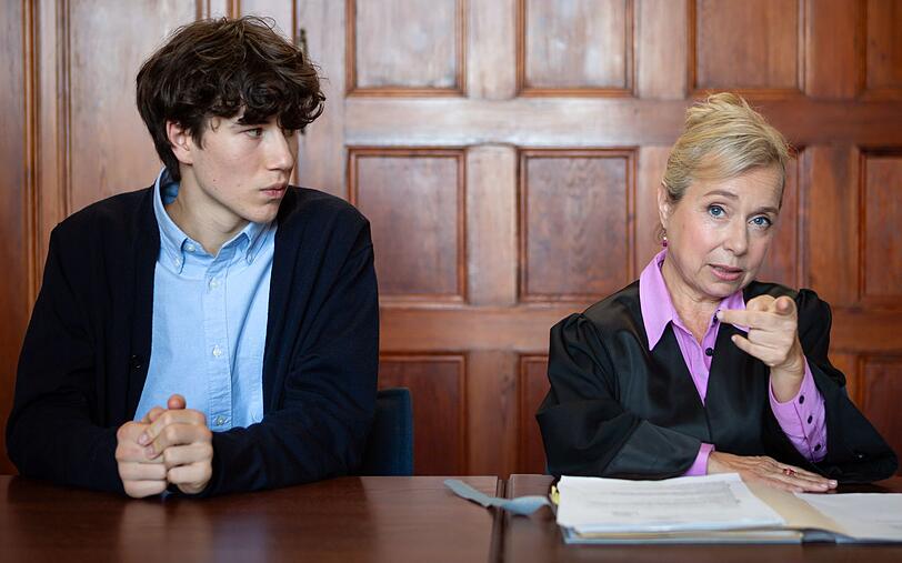 Fabian Scholz (Arthur Gropp) will seine Mutter verklagen und anwältin Eva Schatz (ChrisTine Urspruch) soll ihm dabei helfen. Fabian Scholz (Arthur Gropp) will seine Mutter verklagen und anwältin Eva Schatz (ChrisTine Urspruch) soll ihm dabei helfen.