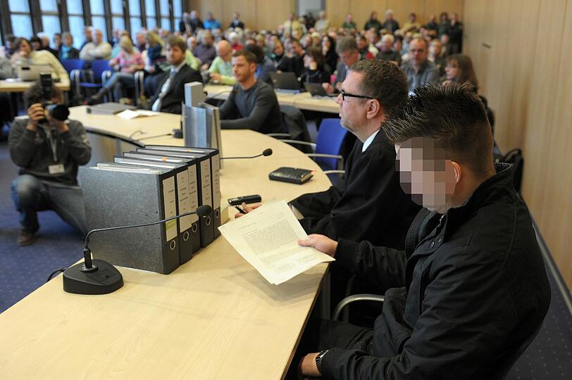 Der wegen Totschlags angeklagte Jerry J. steht in Coburg vor Gericht. Dem Angeklagten wird vorgeworfen, im April 2011 dem 16 Jahre alten Mädchen mit Messerstichen und Hammerschlägen tödliche Verletzungen zugefügt zu haben. Die Bilder.