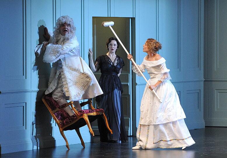 Cornelius Obonya als  M. Jourdain (v.l.), Regina Fritsch als Dorine und Stefanie Dvorak als Nicolina im Moliere-Vorspiel der Urfassung von "Ariadne auf Naxos".