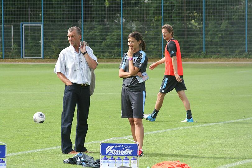 Skeptischer Blick: Sabine Loderer mit 1860-Sportchef Florian Hinterberger an der Grünwalder Straße.