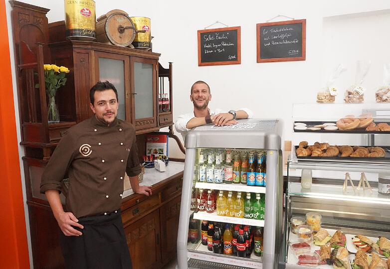 Nino Djurisic und Markus Rüdinger (v.l.) in ihrer Tagesbar, dem Emilio & Luis in der Nähe vom Friedensengel.