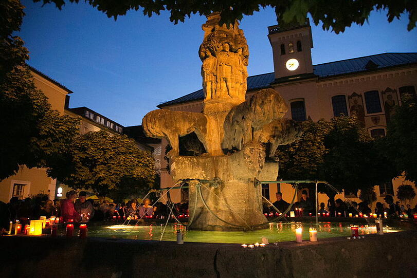 Stille Trauer und ein Zeichen gegen Gewalt: Die Bad Reichenhaller demonstrieren und zünden Kerzen an nach dem Mord in der WM-Nacht.