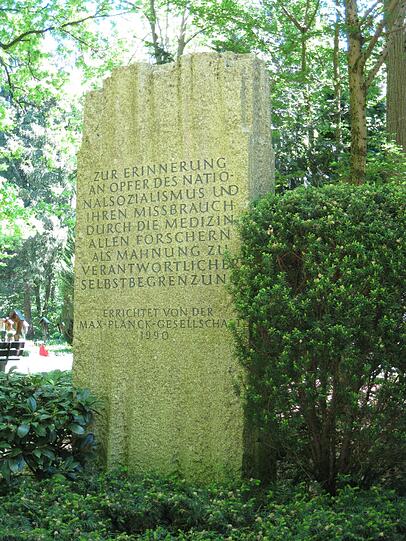 Gedenkstein auf dem Münchner Waldfriedhof.