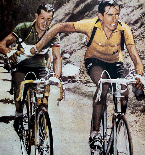 Eine Ikone der Sportfotografie: Gino Bartali (l.) und Fausto Coppi beim Überreichen einer Wasserflasche.