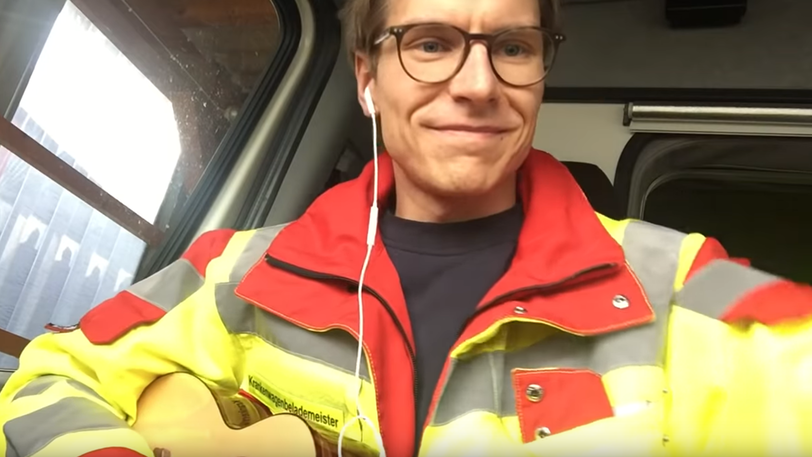 Ein Bild aus dem Youtube-Video von Notfallsanitäter Felix Haehne &ndash; auf seiner Jacke steht "Krankenwagenbelademeister".