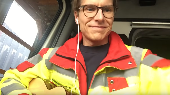Ein Bild aus dem Youtube-Video von Notfallsanitäter Felix Haehne &ndash; auf seiner Jacke steht "Krankenwagenbelademeister".
