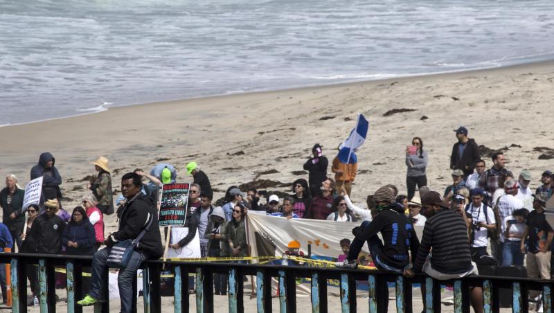 Migranten am Grenzzaun zu den USA: US-Präsident Trump will mit dem Lahmlegen der Regierung erreichen, dass ihm fünf Milliarden Dollar für eine Grenzmauer zur Verfügung gestellt werden. Migranten am Grenzzaun zu den USA: US-Präsident Trump will mit dem Lahmlegen der Regierung erreichen, dass ihm fünf Milliarden Dollar für eine Grenzmauer zur Verfügung gestellt werden.