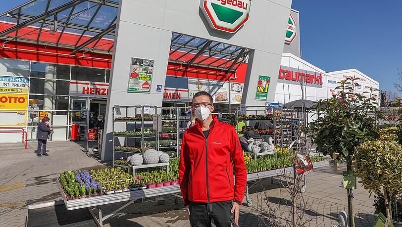 Marktleiter Mario Hiller will zur Wiedereröffnung im Hagebaumarkt"gar nicht den großen Ansturm anlocken". Es soll gemächlich losgehen. Marktleiter Mario Hiller will zur Wiedereröffnung im Hagebaumarkt"gar nicht den großen Ansturm anlocken". Es soll gemächlich losgehen.