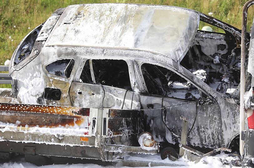 Nach dem Zusammenstoß fing der beschädigte Hybrid-BMW im Bereich der Akkus Feuer. Das Feuer griff auf den Kleintransporter über und setzte diesen in Vollbrand.