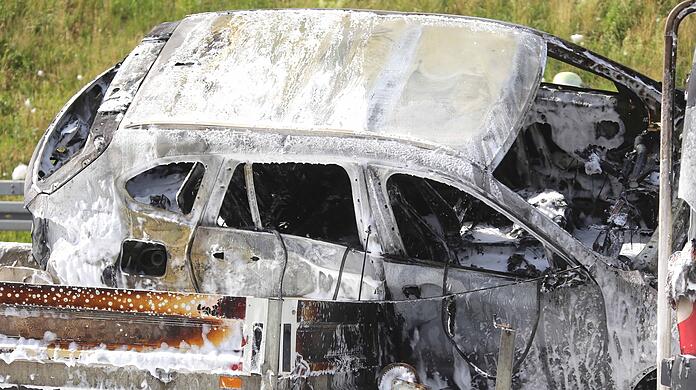 Nach dem Zusammenstoß fing der beschädigte Hybrid-BMW im Bereich der Akkus Feuer. Das Feuer griff auf den Kleintransporter über und setzte diesen in Vollbrand.