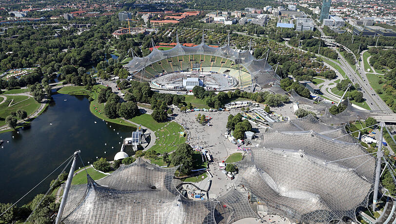 Das Olympiadach spannt sich wie ein Netz über große Teile des Olympiaparks. Ursprünglich sollte auch die Osttribüne des Olympiastadions überdacht werden, doch aus Kostengründen wurde dieser Plan nie verwirklicht. Das Olympiadach spannt sich wie ein Netz über große Teile des Olympiaparks. Ursprünglich sollte auch die Osttribüne des Olympiastadions überdacht werden, doch aus Kostengründen wurde dieser Plan nie verwirklicht.