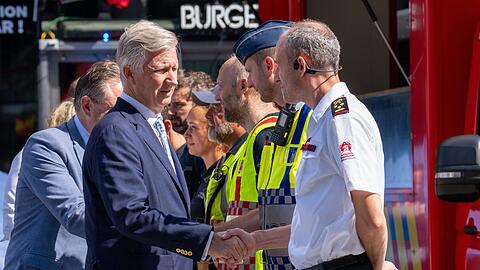 Der belgische K&ouml;nig Philippe (vorne) und Ministerpr&auml;sident Bart De Wever bedanken sich bei Rettungskr&auml;ften.