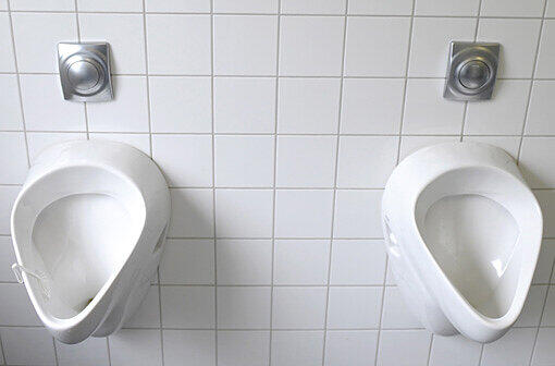 auf dem WC eines Schwimmbades hat ein Mann versucht, einen 8-Jährigen sexuell zu bedrängen.
