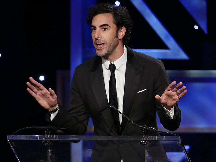 Sacha Baron Cohen nimmt den "Charlie Chaplin Award for Excellence in Comedy" in Los Angeles entgegen