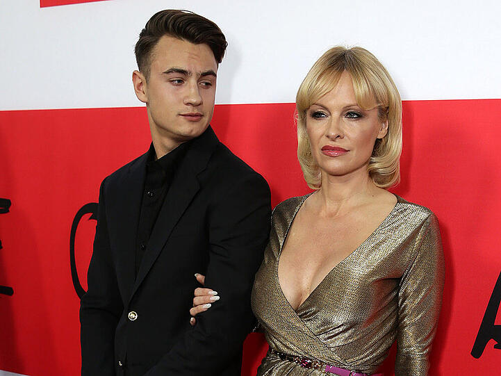 Pamela Anderson hat Sohn Brandon fest im Griff